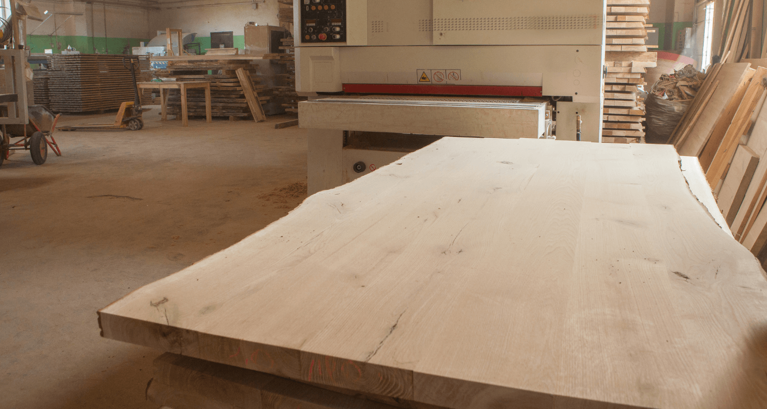 Laboratorio legno con tavole in primo piano